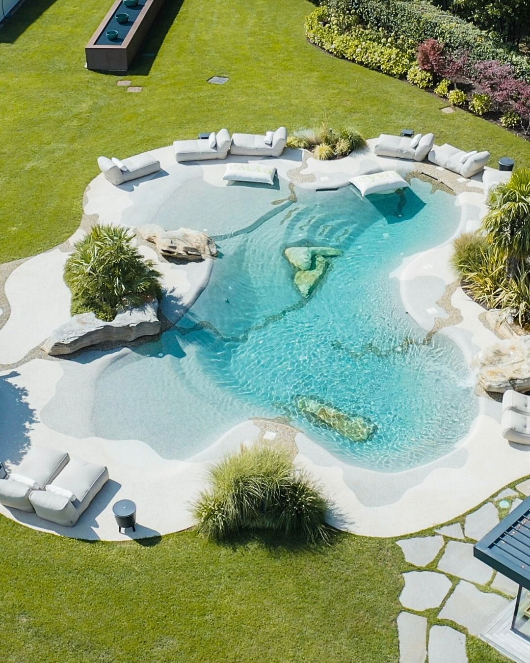Piscina natural vs piscina convencional: diferenças técnicas, estéticas e de manutenção